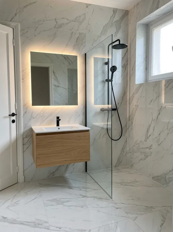 Après travaux : aperçu BatiBrain de la salle de bains rénovée, douche à l'italienne et carrelage effet marbre