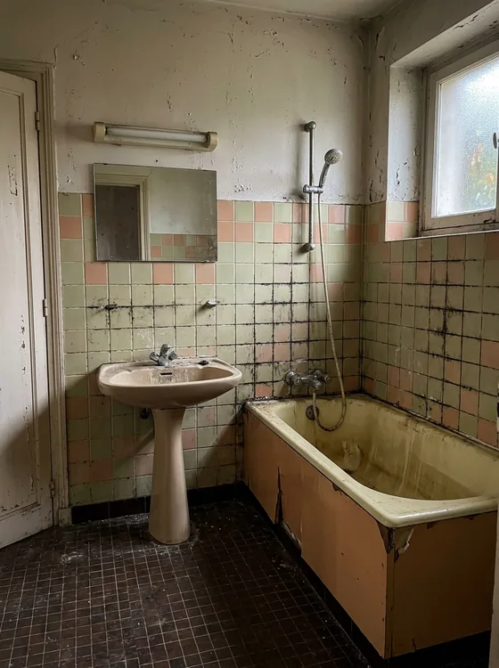 Salle de bains de 6 m² à rénover, photographiée pendant la visite de chantier